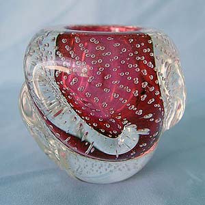 Bullicante cranberry vase